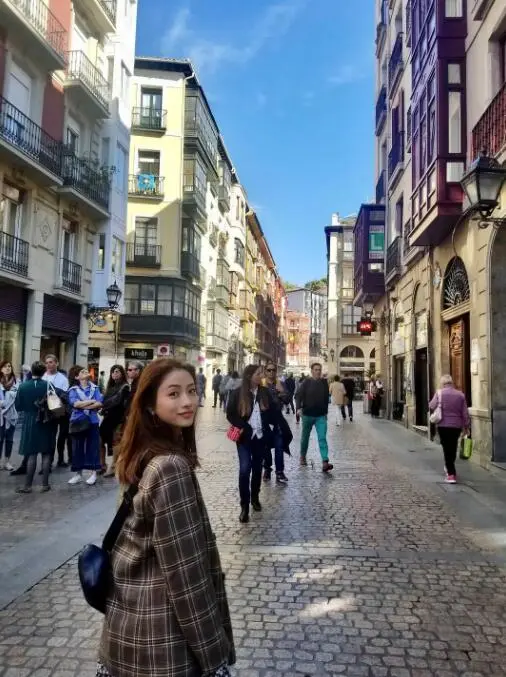 石原里美西班牙疯玩！这趟旅行简直绝了，连我多年的老司机都惊叹！
